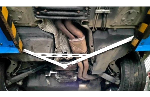 Rozpórka tylna dolna (Rear Lower Brace) Ultra Racing BMW 3-Series E46 M3 3.2 01-06