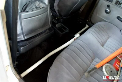 Rozpórka wewnętrzna (Room Bar) Ultra Racing Mitsubishi Lancer A174 79-87