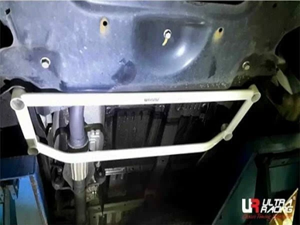 Rozpórka przednia dolna (Front Lower Brace) (2874) Ultra Racing Luxgen M7 2.2T 09-21/U6 2.0T 13+/U7 2.2T 10-20 2WD