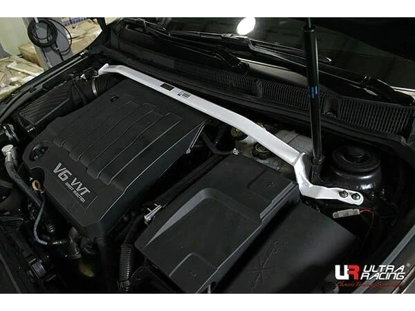 Rozpórka przednia (Front Upper Strut)bar(2648 Ultra Racing Chevrolet Alpheon 3.0 2WD 10-16