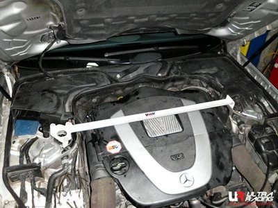 Rozpórka przednia (Front Upper Strut Bar)Ultra Racing Mercedes E-Class 03-06 W211