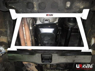 Rozpórka przednia dolna (Front Lower Brace) Ultra Racing Ssangyong Musso 93-05 2.3