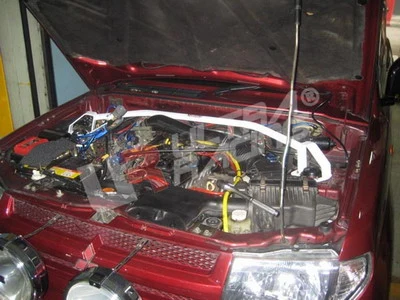 Rozpórka przednia (Front Upper Strut Bar)Ultra Racing Mitsubishi Pajero IO 98+