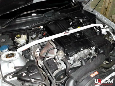 Rozpórka przednia (Front Upper Strut Bar)Ultra Racing Mercedes SLK 200/280 04-11