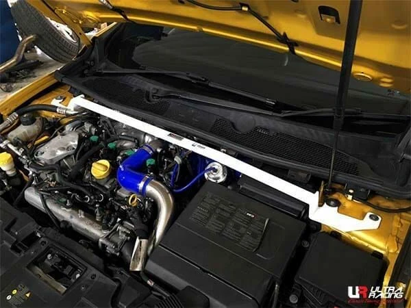 Rozpórka przednia (Front Upper Strut Bar)Ultra Racing Renault Megane III RS