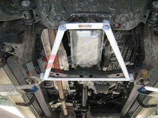 Rozpórka przednia (Front H-Brace) 825 Ultra Racing Toyota Hilux Vigo 05+