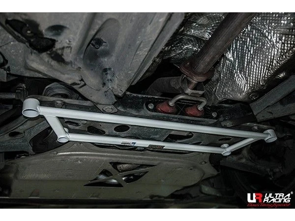 Rozpórka przednia dolna (Front Lower Brace) Ultra Racing Volkswagen Beetle Cabrio 11+