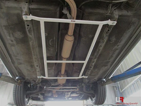 Rozpórka środkowa (Mid Lower Brace) (253) Ultra Racing Proton Perdana 2.0 2WD 95-10