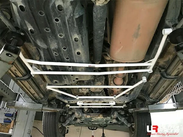 Rozpórka tylna dolna (Rear Lower Bar) (4030) Ultra Racing Toyota Land Cruiser Prado (J150) 2.7P 4WD 09+