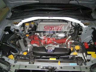 Rozpórka przednia (Front Upper Strut Bar)Ultra Racing Subaru Forester SG5/SG9 03-08