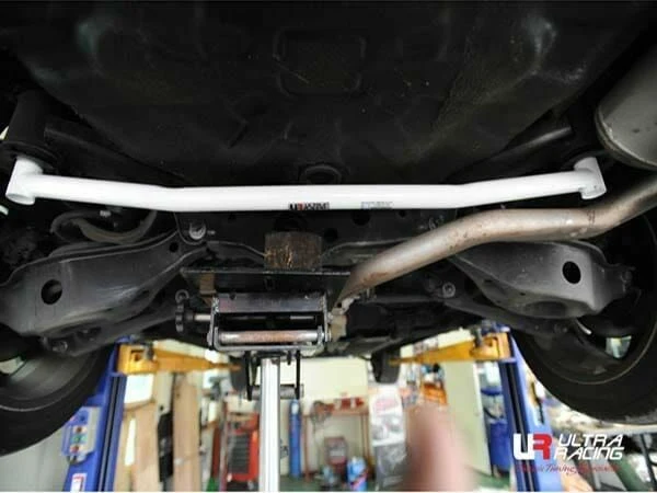 Rozpórka tylna dolna (Rear Lower Bar) (2246) Ultra Racing Renault Samsung SM5 (L43) 1.6T/2.0/2.5 15+