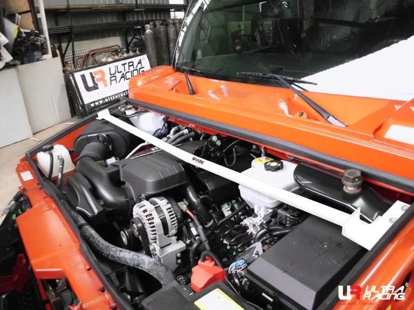Rozpórka przednia (Front Upper Strut Bar)Ultra Racing Hummer H2 6.0 03-09