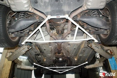 Rozpórka tylna dolna (Rear Lower Bar) Ultra Racing Mercedes SLK 200 04-11 2.0