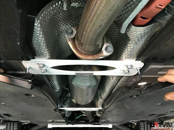 Rozpórka środkowa (Mid Lower Brace) (3993) Ultra Racing Lexus ES 300H (XZ10) 2.5 Hybrid 18+/Toyota Camry 2.5 17+ 2WD