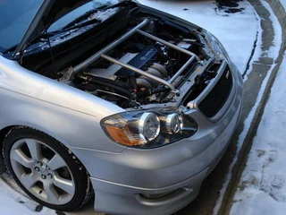 Rozpórka przednia (Front Upper Strut Bar)Ultra Racing Toyota Altis 01+