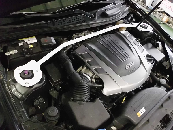 Rozpórka przednia (Front Upper Strut Bar)2555 Ultra Racing Hyundai Genesis Coupe 08+