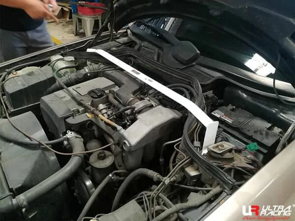 Rozpórka przednia (Front Upper Strut Bar)(3497) Ultra Racing Mercedes W210 E230 2.3 2WD 96-03
