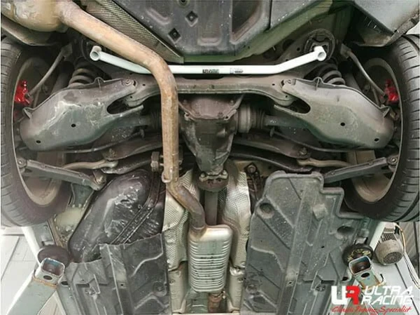 Rozpórka tylna dolna (Rear Lower Brace) Ultra Racing Mercedes C-Class/ AMG 07+ W204