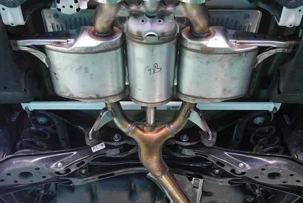 Rozpórka tylna dolna (Rear Lower Bar) Ultra Racing Honda Civic Type-R FK8 17+