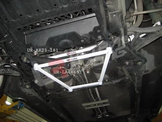 Rozpórka przednia dolna (Front Lower Brace) Ultra Racing Toyota MR2/MRS 04-07