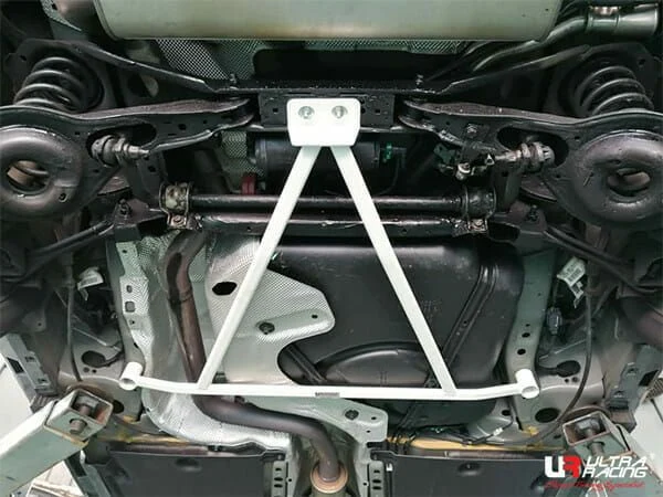 Rozpórka tylna dolna (Rear Lower Bar) (3955) Ultra Racing Volvo V40 T4 1.6 12-16/T5 2.0 16-19
