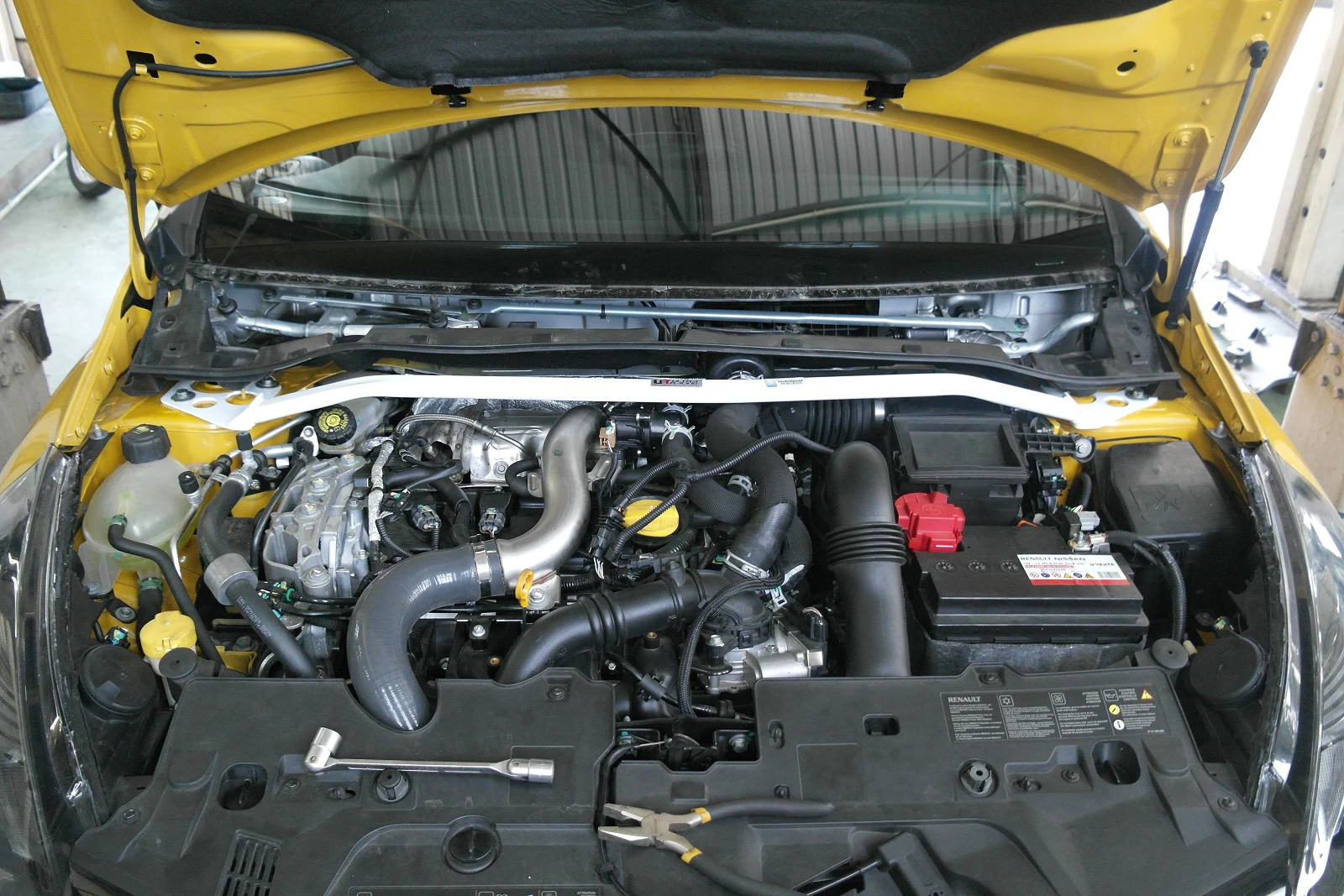 Rozpórka przednia (Front Upper Strut) Bar Ultra Racing Renault Clio RS Mk4 13+