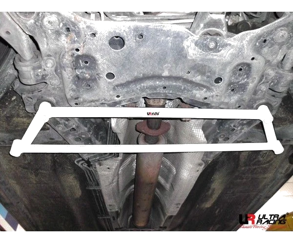 Rozpórka przednia dolna (Front Lower H-Brace) Ultra Racing Ford Focus 1.8 MK2 05-10