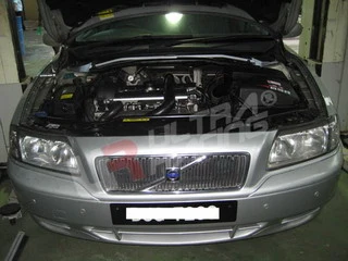Rozpórka przednia (Front Upper Strut Bar)Ultra Racing Volvo S80