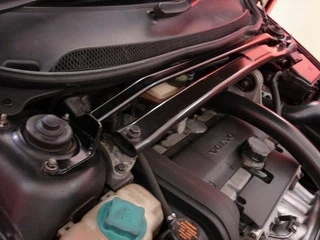 Rozpórka przednia (Front Upper Strut Bar)Ultra Racing Volvo S60/S60R/V70