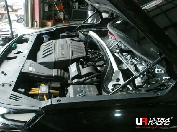 Rozpórka przednia (Front Upper Strut Bar)(4140) Ultra Racing Hyundai Santa Fe (TM) 2.2D/2.4 2WD 19+