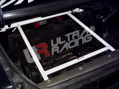 Rozpórka bagażnika (Rear Trunk Brace) Ultra Racing Nissan Cefiro 88-94 A31