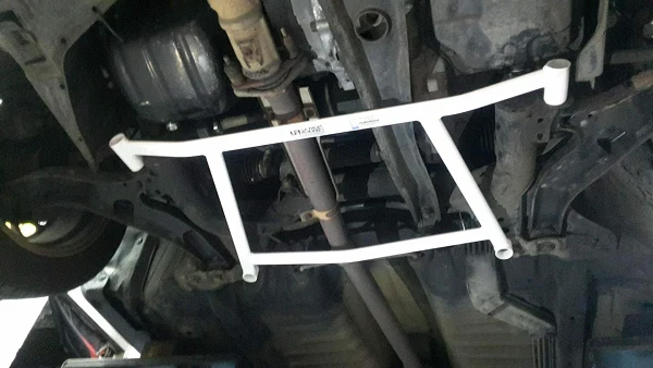 Rozpórka przednia dolna (Front Lower Brace) (2896) Ultra Racing Ford Tierra (KJ) 1.6 94-98/Mazda Protege 1.6 98-03 2WD