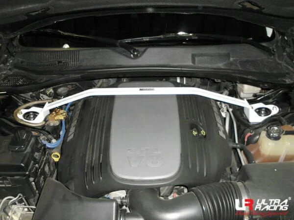Rozpórka przednia (Front Upper Strut Bar)(2384) Ultra Racing Dodge Challenge 5.7 V8 11+/Magnum 5.7 04-08 2WD