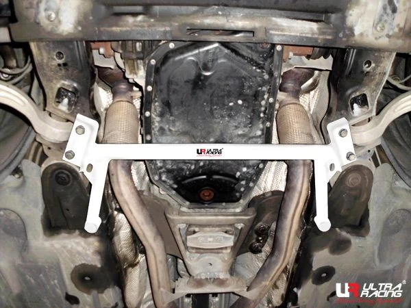 Rozpórka przednia dolna (Front Lower Bar) 2486 Ultra Racing Audi A6 / A7 10+
