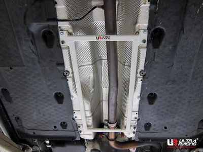 Rozpórka środkowa (Mid Lower Brace) Ultra Racing VW Golf 5/6 GTI/Jetta 05-10/Scirocco