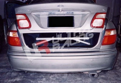 Rozpórka bagażnika (Rear Trunk Brace) Ultra Racing Nissan Almera 00-05 N16