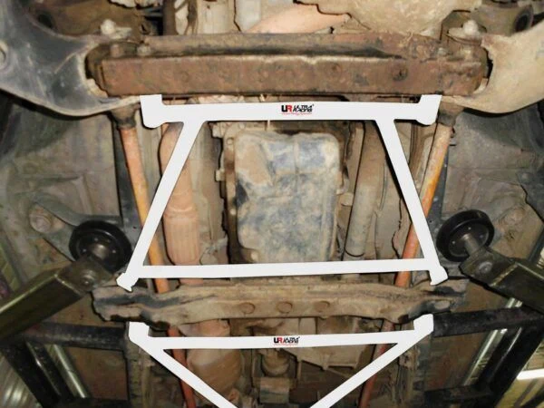 Rozpórka przednia dolna (Front Lower Brace) (2597) Ultra Racing Mitsubishi Storm L200 3.0 4WD 96-06