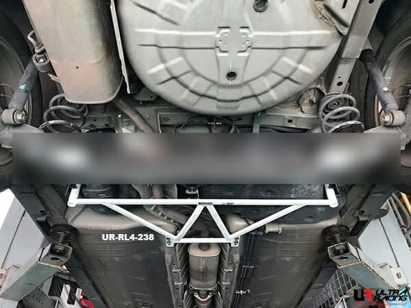 Rozpórka tylna dolna (Rear Lower Bar) (238) Ultra Racing Nissan Cube (Z12) 1.8 2WD 08+/Grand Livina 1.6 06-13/Latio 1.8 04-18/Livina 1.5 08-13