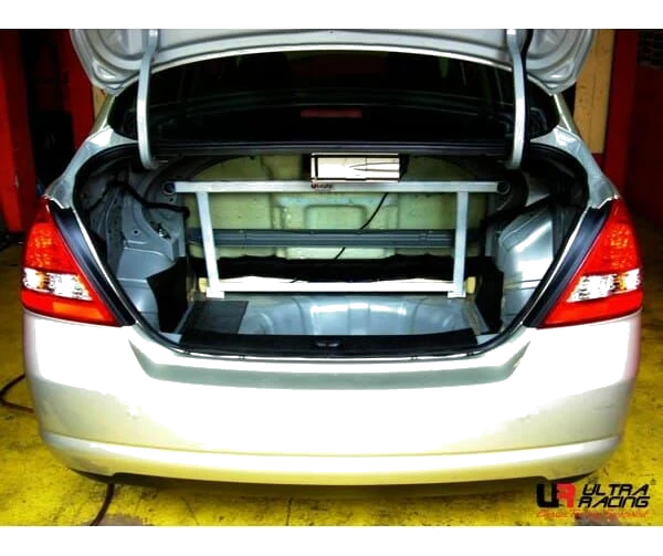 Rozpórka tylna górna (Rear Upper Strut Bar) (236) Ultra Racing Nissan Latio/Tiida (C11) 1.8 2WD Sedan 04-18