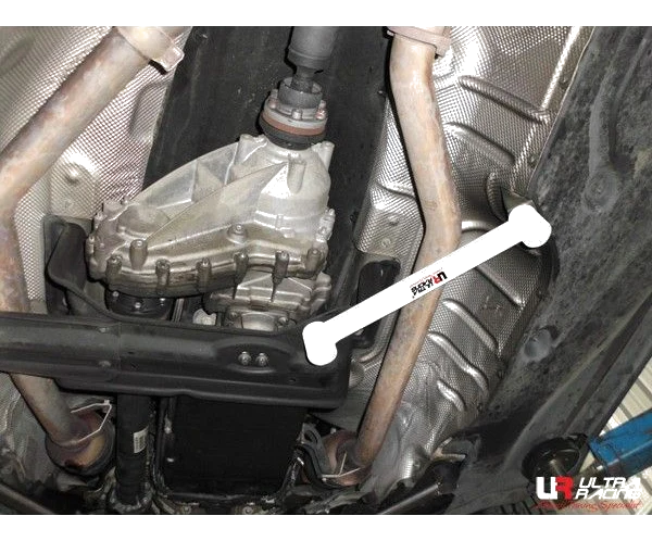 Rozpórka środkowa (Mid Lower Brace) 1888 Ultra Racing Mercedes ML 3.5 W164 05-11