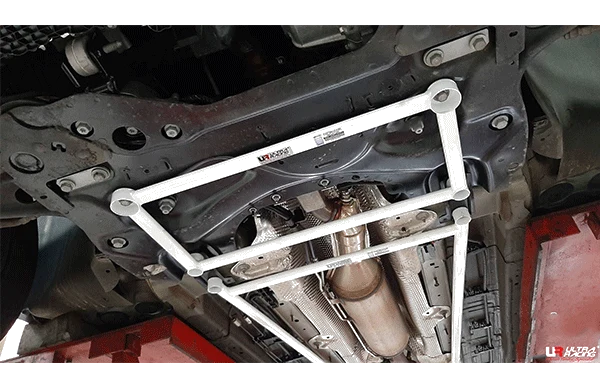 Rozpórka przednia dolna (Front Lower Brace) (4018) Ultra Racing Peugeot 3008 (P84)1.6 16+/5008 2.0D 17+ 2WD