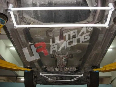 Rozpórka tylna dolna (Rear Lower Brace) Ultra Racing Mitsubishi Colt 05+ 3/5D