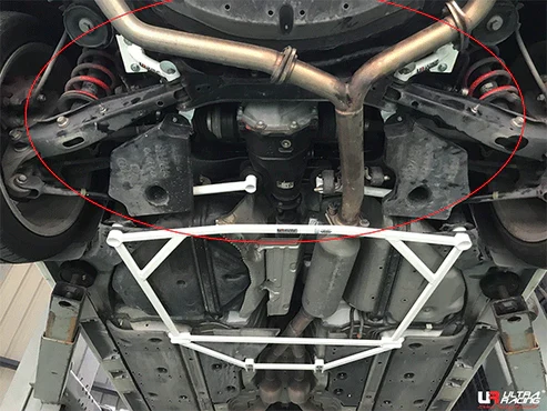 Rozpórka tylna dolna (Rear Lower Bar) (816P) Ultra Racing Toyota Mark X (X120) 2.5 V6 2WD 04-16