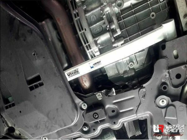 Rozpórka przednia dolna (Front Lower Bar) Ultra Racing Mercedes A45 / CLA45 2WD 13+ W176