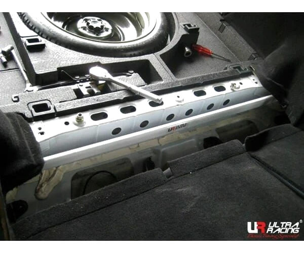 Rozpórka tylna górna (Rear Upper Strut Bar) (833) Ultra Racing Toyota Caldina (T240) 2.0T GT4 4WD 02-07