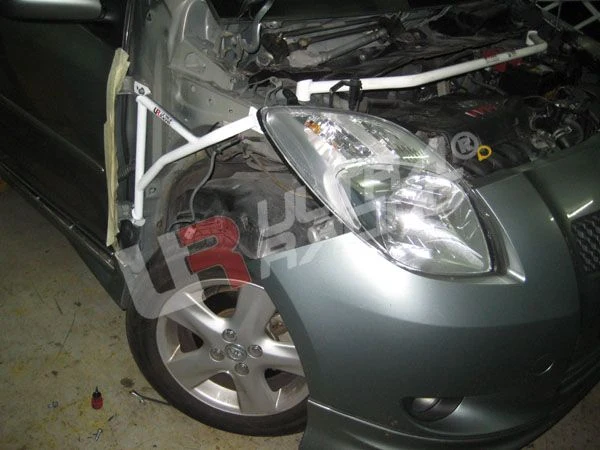 Rozpórka przedniego kielicha (Fender Brackets) Ultra Racing Toyota Yaris HB 05+