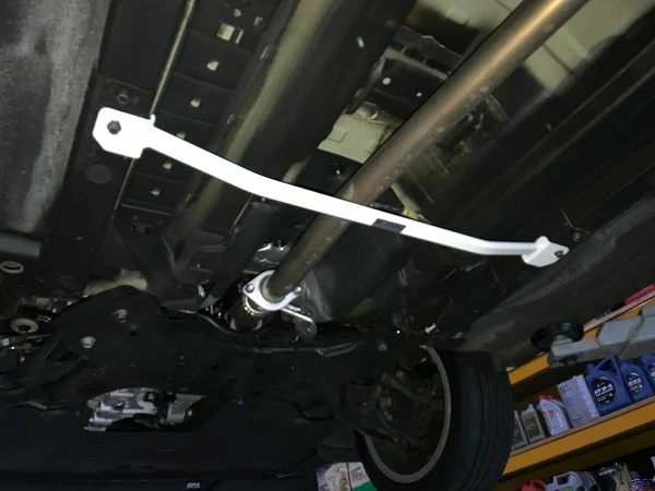 Rozpórka środkowa (Mid Lower Brace) (3902) Ultra Racing Kia Carens (RP) 1.7D 2WD 13+