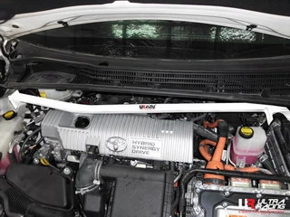 Rozpórka przednia (Front Upper Strut Bar)Ultra Racing Toyota Prius XW30 10+