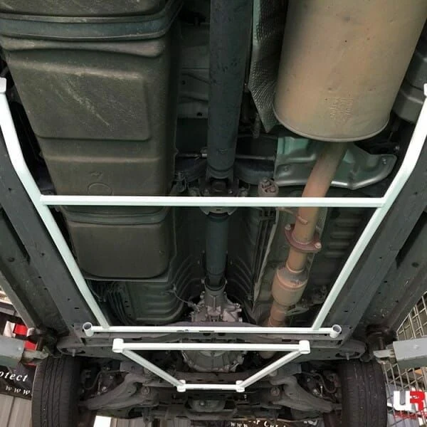 Rozpórka tylna dolna (Rear Lower Bar) (3681) Ultra Racing Toyota Innova (AN40) 2.0 2WD 11-15