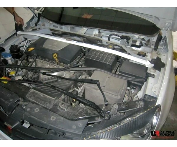 Rozpórka przednia (Front Upper Strut Bar)(1806) Ultra Racing Roewe 350 1.5 2WD 10-15
